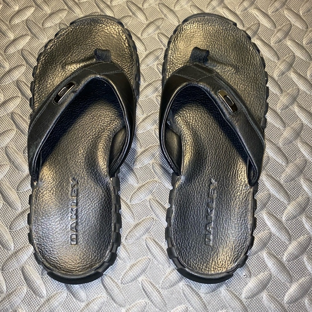 Oakley black leather flip flop sandals Men’s Size 8